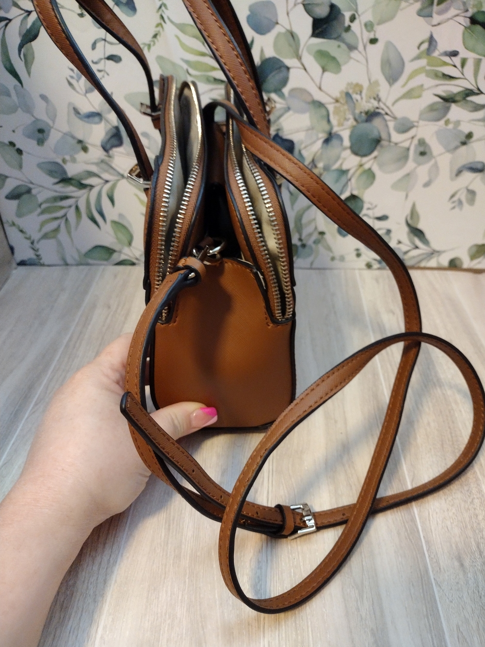 GUESS Two-Tone Tan and White Satchel Bag - Picture 4 of 10